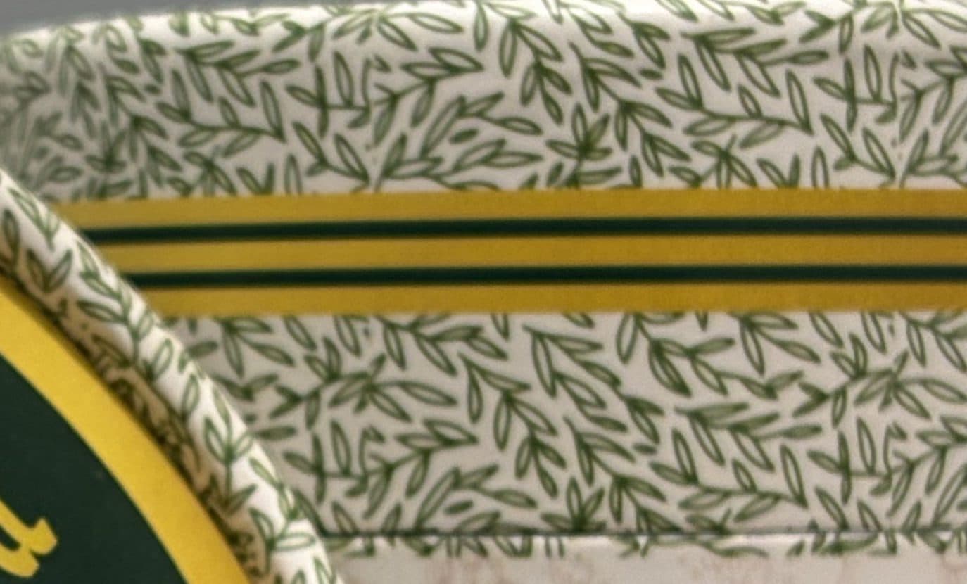 The wrap: Leaf pattern and gold bands.